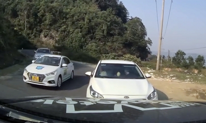 Ý thức giao thông: Clip tài xế KIA Cerato suýt trả giá đắt vì đổ đèo vượt ẩu